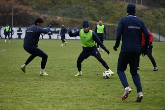 FC Erzgebirge Aue: So reagieren die Veilchen auf den neuen Trainer und das bevorstehende Spiel in Sandhausen - Die Veilchen im Training am Donnerstag: Mirnes Pepic (am Ball) gegen Ricky Bornschein.