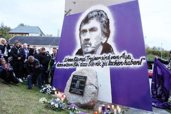 FC Erzgebirge Aue: So sieht der Gedenkstein für Gerd Schädlich aus - Vor dem Heimspiel gegen den SSV Ulm wurde ein Gedenkstein für den langjährigen Erfolgstrainer des FC Erzgebirge Aue, Gerd Schädlich, enthüllt.