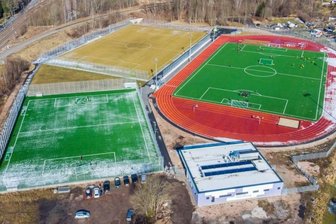 FC Erzgebirge Aue soll das neue Sportzentrum betreuen - Blick aus der Luft auf das Sport- und Freizeitzentrum am früheren Güterbahnhof in Aue. Vorn im Bild ist das neue Funktionsgebäude neben den Fußballfeldern zu sehen.
