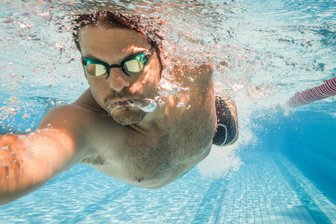 FC Erzgebirge Aue springt in Leipzig ins Becken – warum der Trainer Bauchschmerzen hat - In Leipzig messen sich am Wochenende 18 Veilchen mit Schwimmerinnen und Schwimmern aus 52 Vereinen.