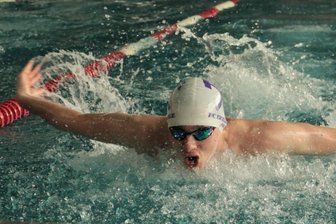 FC Erzgebirge Aue: Starke Performance am und im Schwimmbecken - Konstantin Ullmann gehörte zu den Startern des gastgebenden FC Erzgebirge Aue bei einem Vorlauf der Erzgebirgsspiele.