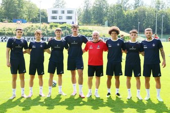 FC Erzgebirge Aue startet in die Vorbereitung - „Es wäre unseriös, jetzt von Aufstieg zu sprechen“ - Die Neuzugänge der Saison: Maxim Burghardt, Mika Clausen, Pascal Fallmann, Ricky Bornschein, Jonah Fabisch, William Kallenbach (eigene Jugend) und Can Özkan (von links) – dazwischen Cheftrainer Pavel Dotchev.