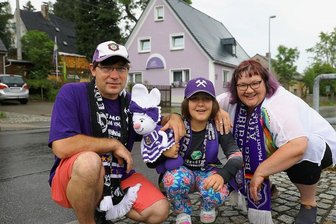 FC Erzgebirge Aue startet in Liga 3 - Das erwarten die Fans - Aue-Fans durch und durch: Christina (30), Lea (8) und Mario Poller (39) haben den Wiederaufstieg fest im Blick. Durch seine Frau hat der Familienvater einst die Liebe zu den Veilchen entdeckt. Für das Heimspiel des FCE gegen den SV Wehen Wiesbaden am 14. August kommen die Neudorfer extra einen Tag eher aus dem Urlaub. ".Der Trainer soll erst einmal Ruhe in die Mannschaft bringen. Das Thema Wiederaufstieg sollte ganz oben dran stehen, ganz klar", findet Christina Poller. "Ich hoffe und denke, dass die Teammitglieder gut zueinander passen. Die Mannschaft wurde ja komplett umgekrempelt. Wir waren bei allen Testspielen und fahren auch oft zu Auswärtsspielen", analysiert Mario Poller. Lea ist Fan von Torhüter Martin Männel. "Ich mag Aue sehr, weil es dort immer sehr schön ist. Abstieg ist nicht so schön, aber ich hoffe, dass sie sich wieder steigern und aufsteigen", sagt sie. 