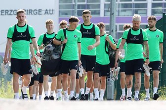 FC Erzgebirge Aue startet mit Doppelschicht in die neue Saison: „Wir sind maximal ambitioniert“ - Am Montag ist der FC Erzgebirge Aue in die Vorbereitung auf die Drittliga-Spielzeit 2025/26 gestartet. Zum Auftakt gab es gleich zwei Trainingseinheiten.