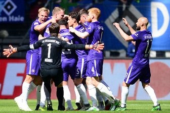 FC Erzgebirge Aue stoppt Niederlagen-Serie - Aues Spieler jubeln nach dem Treffer zum 0:1.