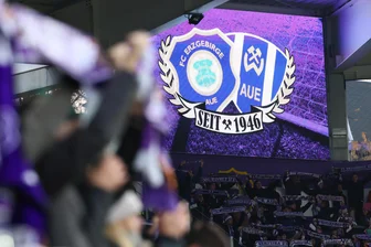 FC Erzgebirge Aue: Testspiele gegen RB? Ausgliederung der Fußballabteilung? Darum geht es in der Mitgliederversammlung - Im Erzgebirgsstadion kommt es am Freitagabend zur Mitgliederversammlung des FC Erzgebirge Aue.