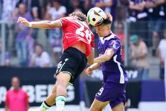 FC Erzgebirge Aue: Tim Hoffmann – coole Socke mit feinem Füßchen - Tim Hoffmann (rechts) im Luftduell mit Hannovers Ndikom Montell Chinonso.