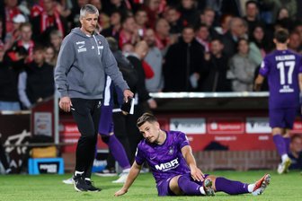 FC Erzgebirge Aue trifft auf 1860 München: „Kein Schönreden – Wir müssen liefern!“ - Cheftrainer Jens Härtels Elf um Julian Guttau (Mi.) war zuletzt am Boden. Steht sie nun wieder auf?