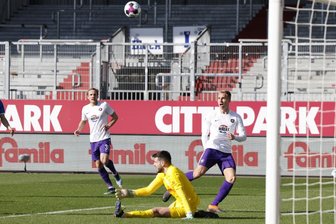 Kiels Torwart Ioannis Gelios (M) pariert einen Ball von Aues Florian Krüger (r). 