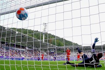 FC Erzgebirge Aue: Trotz Roter Laterne - Trainer sieht gute Entwicklung - Rouwen Hennings überwindet Torhüter Martin Männel (Aue) per Foulelfmeter zum 0:1, dem Tor des Tages. 