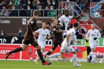 FC Erzgebirge Aue: Trotz Rückschlages ein Schritt nach vorn - Starker Einstand für den Neuzugang: Prince Osei Owusu (oben) war erst am Donnerstag vom SC Paderborn zum FC Erzgebirge Aue gewechselt. Am Samstag stand er in der Startelf der Veilchen und war beim 2:2 bei Spitzenreiter FC St. Pauli an beiden Toren der Gäste beteiligt. 