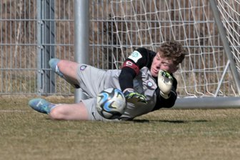 FC Erzgebirge Aue: U 19 der Veilchen verliert prestigeträchtiges Ostderby - Da konnte sich Aues U19-Keeper noch so oft strecken: Dreimal musste Max Uhlig im Duell mit Jena hinter sich greifen.