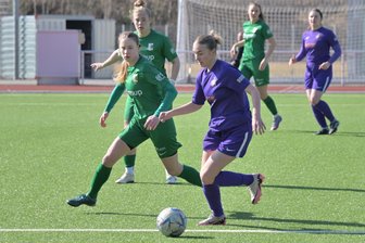 FC Erzgebirge Aue: Veilchen ärgern nicht den Gegner, sondern sich selbst - Nelly Engelhardt, die den Ball in dieser Szene abschirmt, und die Auer Fußballerinnen unterlagen Chemie Leipzig mit 1:2.