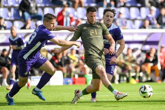 FC Erzgebirge Aue verabschiedet vier Stammspieler und holt einen alten Härtel-Weggefährten - Ryan Malone (Mitte), hier als Gegner zu Gast im Erzgebirgsstadion, läuft künftig für den FC Erzgebirge Aue auf.