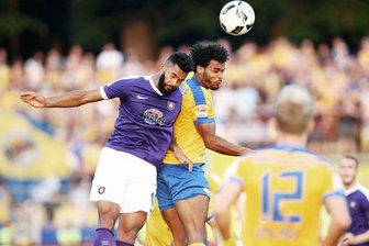 FC Erzgebirge Aue verliert 0:2 gegen Braunschweig - Aues Cebio Soukou (l.) und Phil Ofosu-Ayeh (Braunschweig)
