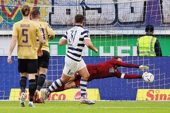 FC Erzgebirge: Aue verliert das Spiel und Trainer Dotchev - Noch dran, aber trotzdem drin: Aues Torwart Martin Männel kann Benjamin Girths Kopfball nicht mehr abwehren. 