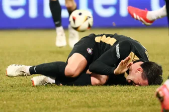 FC Erzgebirge Aue verliert Ostkracher in Rostock und seinen Torjäger - Marcel Bär wälzt sich mit Schmerzen am Boden. Verdacht: Riss der Achillessehne.