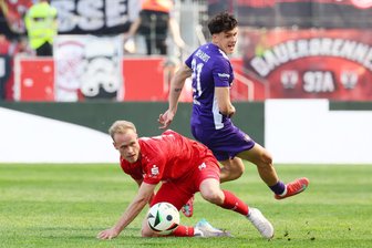 FC Erzgebirge Aue verliert Sechs-Tore-Spektakel in Essen – und drei weitere Spieler - Der Essener Lucas Brumme (l.) und Aues Maxim Burghardt in Aktion.