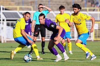 FC Erzgebirge Aue verliert Test gegen Lok Leipzig - Die Veilchen um Maximilian Thiel haben ihr Testspiel beim Regionalligisten 1. FC Lokomotive verloren. Foto: