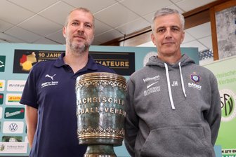 FC Erzgebirge Aue vor dem Sachsenpokalfinale beim 1. FC Lok: Leipziger Revanche nach einem Vierteljahrhundert? - Die Trainer Jochen Seitz (Lok/links) und Jens Härtel (Aue) posieren mit dem Sachsenpokal.