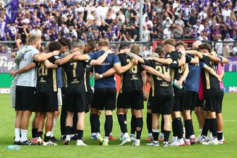 FC Erzgebirge Aue: Vorstand gibt Trainer Härtel Rückendeckung – Weder „Freibrief“ noch „Ultimatum“ - Zusammenhalt beim FC Erzgebirge Aue.