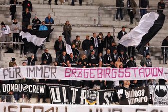 FC Erzgebirge Aue: Warum der Stadionname - vorerst - bleibt - Ziemlich einmalig: Nach Aue mitgereiste Anhänger des SSV Ulm solidarisieren sich per Spruchband mit dem Anliegen vieler Auer Fans zum Erhalt des Stadionnamens.