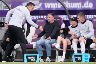 FC Erzgebirge Aue: Wie geht es bei Abstieg weiter? Verantwortliche blenden Negativszenario aus - Cheftrainer Christoph Dabrowski (l.) und Sportchef Michael Tarnat (2.v.l.) wollen sich nicht mit dem Abstiegsfall beschäftigen.