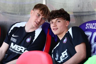 FC Erzgebirge Aue: Wie U19-Spieler Paul Seidel sein Drittligadebüt erlebte - Paul Seidel (links), hier im Bild neben U19-Mitspieler Neo Lima Stacziwa, war unter anderem in Essen im Kader, saß da allerdings noch auf der Bank. Wenige Wochen später war es soweit: Drittligadebüt für den FC Erzgebirge Aue.