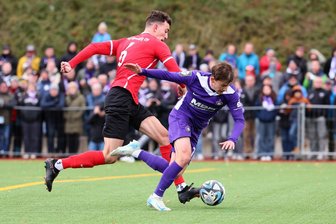 FC Erzgebirge Aue wird seiner Favoritenrolle gerecht - Annabergs Luca Lautz (links) und FCE-Profi Sean Seitz im Zweikampf.
