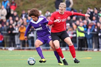 FC Erzgebirge Aue wird seiner Favoritenrolle gerecht - Zweikampf zwischen Aues Jonah Fabisch (links) und dem Annaberger Valentin Breitfeld.