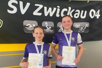 FC Erzgebirge Aue zeigt zwei Gesichter: Warum dem Trainer Medaillen allein nicht reichen - Linn Ullmann (l.) und Lina Waldenburger gehörten beim Bezirkswettkampf in Zwickau zu den erfolgreichen Veilchenschwimmern.