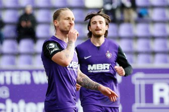 FC Erzgebirge Aue: Zittersieg gegen Unterhaching - Marvin Stefaniak (links) bingt den FCE mit seinem Treffer zum 1:0 auf die Siegerstraße. Tim Danhof kommt zum Gratulieren.