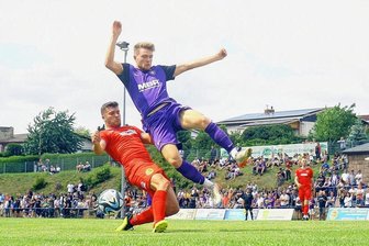FC Erzgebirge Aue: Zwei Siege, 30 Tore und zwei Schwerpunkte für die nächsten Wochen - Temperamentvoll kämpfen Aues dreifacher Torschütze Steffen Meurer, Neuzugang von Borussia Mönchengladbach, und Lunzeaus Elias Loth (links) um den Ball. 