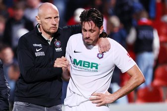 FC Erzgebirge Aue: Zwischen Genie und Wahnsinn - Matthias Heidrich tröstet nach dem Abpfiff in Unterhaching Stürmer Marcel Bär, der mit dem Remis gar nicht zufrieden war.