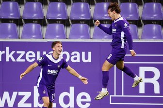 FC Erzgebirge besiegt Wehen Wiesbaden, muss am Ende aber wieder zittern - Mika Clausen (re.) trifft zum 2:0 für den FCE und jubelt mit seinem Teamkollegen Pascal Fallmann.
