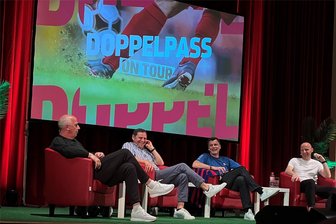 FC Erzgebirge: Das verriet Sportchef Heidrich bei „Doppelpass on Tour“ in Aue - Nahmen auf der Kulturhaus-Bühne Platz: Mario Balser, Bernd Heynemann, Thomas Helmer und Matthias Heidrich (v. l. n. r.). Nicht im Bild: Maik Franz.
