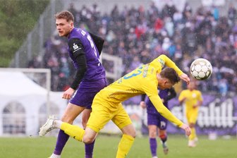 FC Erzgebirge: Dauerregen und vier Tore im Sachsenpokal-Halbfinale bei Fünftligist Bischofswerdaer FV - Unaufgeregter Arbeitstag im Dauerregen: Aues Steffen Meuer (li., hier gegen Christoph Rettig) traf selbst beim standesgemäßen Kantersieg des Drittligisten in Bischofswerda im Sachsenpokal.