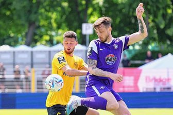 FC Erzgebirge: Der zweitbeste Saisontorschütze bleibt in Aue - Zwei Tore zum Saisonabschluss in Bayreuth: Boris Tashchy (re., hier gegen Bayreuths Edwin Schwarz) hat seinen Vertrag verlängert.