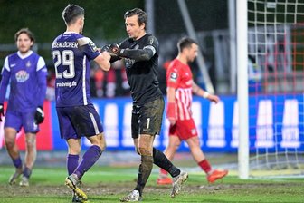 FC Erzgebirge: Deshalb fühlt sich Aues Torwart nicht als Derbyheld gegen Zwickau - Aues Linus Rosenlöcher (links im Bild) und Torhüter Martin Männel reagieren nach einem Eckball.