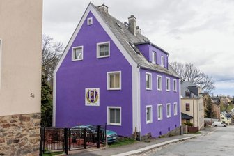 FC Erzgebirge: Die traurige Geschichte hinter einem lila-weißen Haus im Erzgebirge - An der Buchenstraße in Buchholz zieht das Aue-Haus die Blicke der Passanten auf sich. Die Resonanz ist zu 99 Prozent positiv, sagen die Hausbesitzer Mandy und Thomas Schumann.