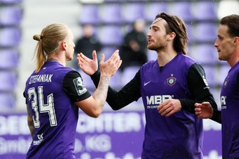 FC Erzgebirge: Diese vier Spieler verlassen Aue zum Saisonende - Shake Hands zum Abschied: Tim Danhof (re., hier mit Marvin Stefaniak) wird den FC Erzgebirge Aue zum Saisonende verlassen.
