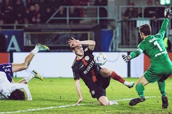 FC Erzgebirge: Drei Punkte nach den aufregendsten 90 Minuten der Saison - Drei Punkte nach einem wilden, völlig verrückten Fußballspiel: Die Auer Defensive um Martin Männel (re.) umd Tim Danhof (li.) hielt. 