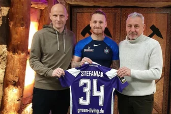 FC Erzgebirge: Führungsspieler verlängert vorzeitig Vertrag - Im Bild: Sportgeschäftsführer Matthias Heidrich, Marvin Stefaniak, Trainer Pavel Dotchev (v.l.) vom FCE.