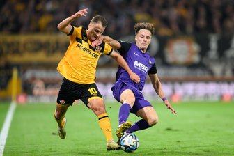 FC Erzgebirge gegen Dynamo Dresden: Das Sachsenderby im Liveticker - Dynamos Jakob Lemmer (l) gegen Aues Mirnes Pepic.