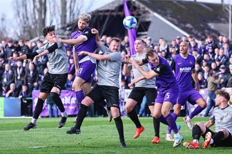 FC Erzgebirge: Langes Zittern ums Sachsenpokal-Halbfinale gegen Freital - Antonio Frenzel ( 21, Freital), Marco Schikora (21, Aue), Marian Weinhold ( 13, Freital), Colin von Brezinski ( 40, Freital), Korbinian Burger (5, Aue), Steffen Nkansah (24, Aue) und Felix Hennig ( 18, Freital) kämpfen um den Ball.