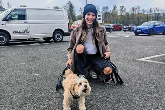 FC Erzgebirge: Leony sorgt für Aufregung bei den Fans im Stadion - Leonie Burger, bekannt unter ihrem Künstlernamen Leony, hat ihr erster Besuch in Aue beim Fußball richtig gut gefallen. Sie und ihre Hundedame Marlie waren am Sonnabend gefragtes Fotomodel.