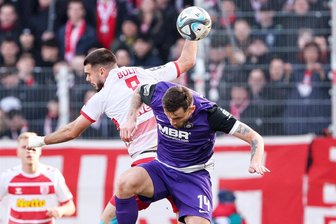 FC Erzgebirge: Mirnes Pepic hat "kein Bock, um die Goldene Ananas zu spielen" - Auf dem holprigen Regensburger Grün lieferten sich Aue, hier mit Borys Tashchy, und Regensburg ein umkämpftes Aufeinandertreffen.