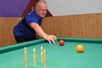 FC Erzgebirge mit der Chance auf den Sprung an die Spitze: Billardkegler aus Aue gehen „All in“ - Veilchen Ralf Martin holte im Spiel Aue II gegen Limbach-Oberfrohna III einmal mehr die Eisen aus dem Feuer.