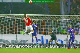 FC Erzgebirge mit Remis in letzter Minute - Martin Männel musste einmal hinter sich greifen.