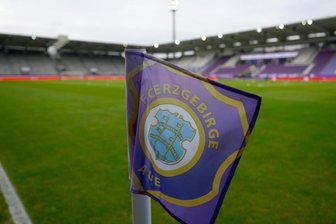 FC Erzgebirge muss sparen: Geringerer Etat, kleinerer Kader - Aue muss im zweiten Jahr 3. Liga gehörig sparen: Zwei Millionen weniger im Etat, dazu will der Sport-Geschäftsführer den Kader verkleinern.